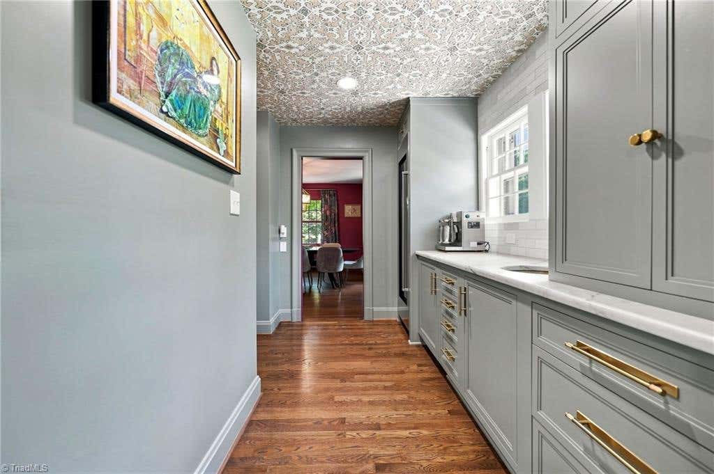 Photo of 708 Florham Drive, High Point, NC 27262 (MLS # 1228937)