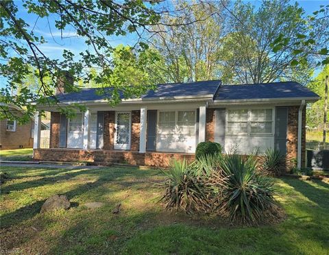 Homes For Sale - 4111 Tulsa Drive<br/> Greensboro, NC 27406
