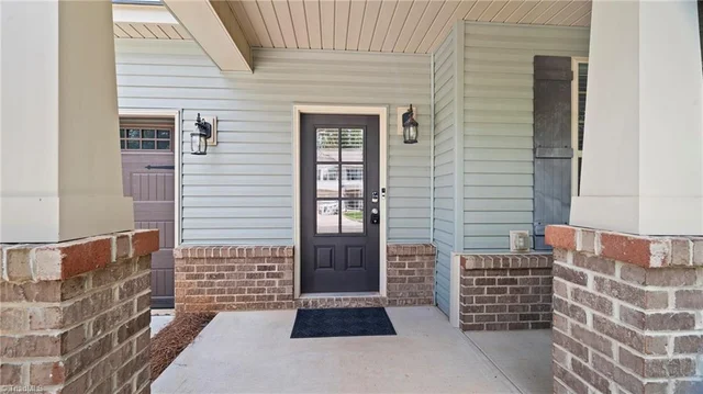 231 Fair Oaks Court, photo 3 of 38