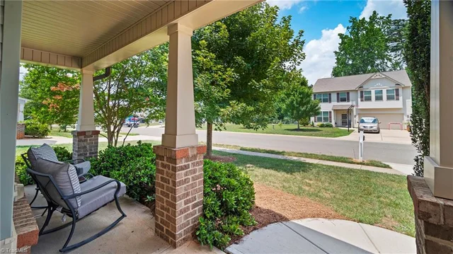 231 Fair Oaks Court, photo 2 of 38