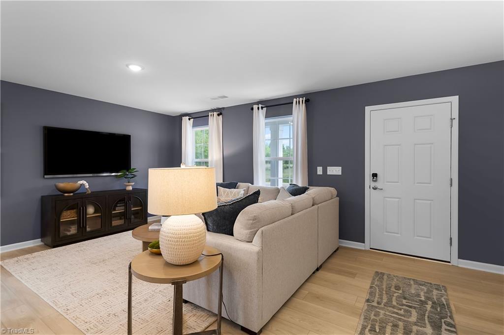 307 Kingscote Way