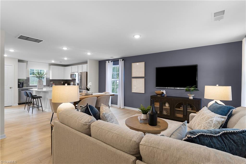 307 Kingscote Way