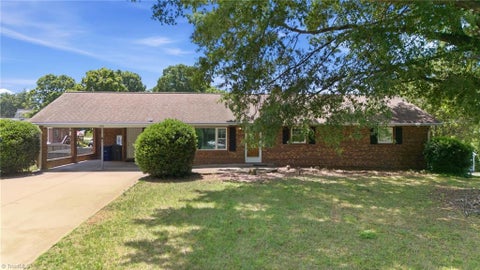 Homes For Sale - 850 Minorcas Road<br/> Winston-Salem, NC 27106