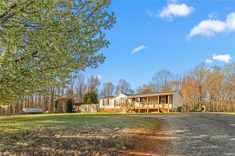 Homes For Sale - 6381 Eagle Landing Drive<br/> Trinity, NC 27370