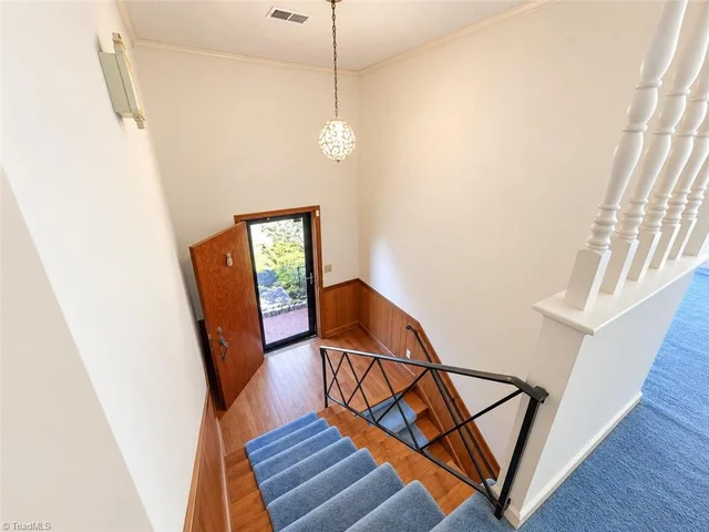 800 Cliff Road, photo 2 of 38