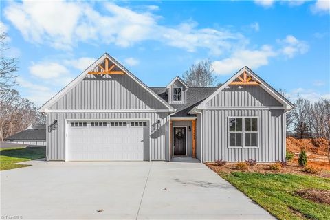 Townhouse For Sale - 4608 Cedar Farm Lane<br/> Pfafftown, NC 27040