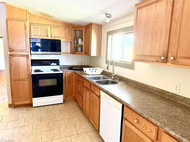 7752 W Pine Street, photo 3 of 31