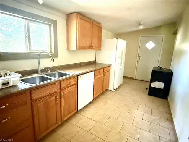 7752 W Pine Street, photo 4 of 31