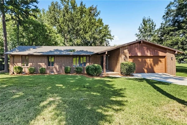 4103 HICKORY TREE LN, GREENSBORO, NC 27405 - Image da0cf6ed677fc9dcd9b5be9da9222148/785780501