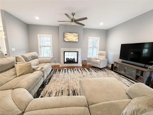 2114 Overlook Drive, photo 4 of 24