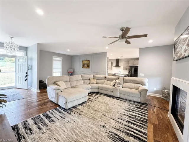 2114 Overlook Drive, photo 3 of 24