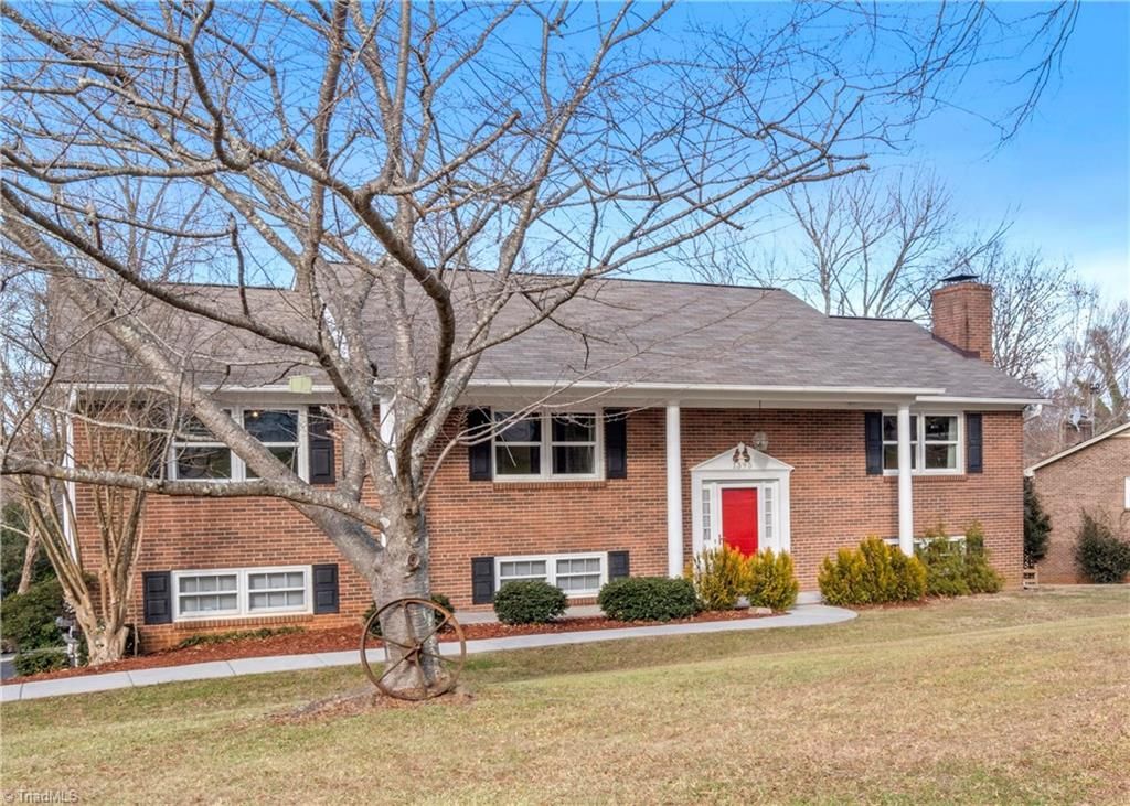 Photo of 1395 Glen Oaks Road, Clemmons, NC 27012 (MLS # 1212720)