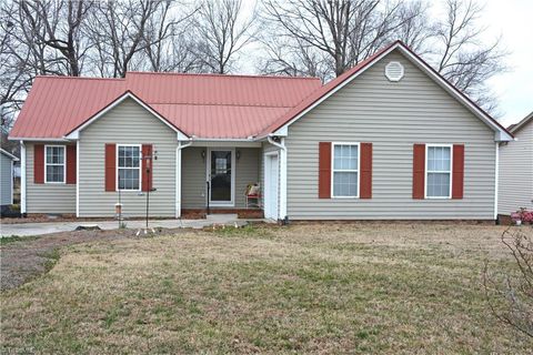 Homes For Sale - 206 Ridge Creek Drive<br/> Randolph County, Trinity, NC 27370