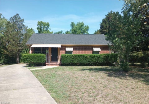 Homes For Sale - 1303 Blackwood Court<br/> Greensboro, NC 27405