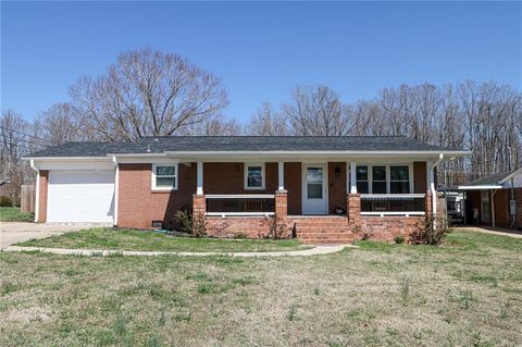 Photo of 300 Abbotts Avenue, Lexington, NC 27292 (MLS # 1210771)