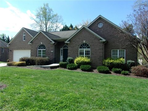 Homes For Sale - 4423 Hunter Oaks Court<br/> High Point, NC 27265