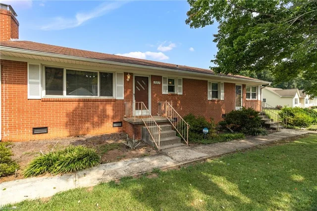 553 E Ridge Avenue, photo 4 of 39