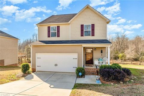 Homes For Sale - 1377 Robins Nest Drive<br/> Asheboro, NC 27203