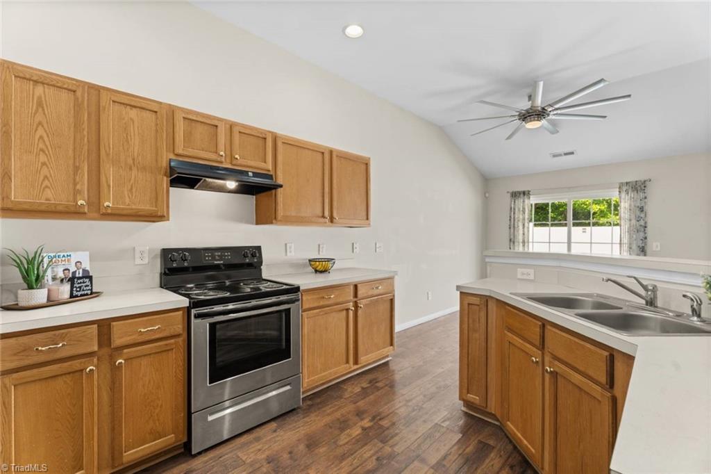 Winston-Salem, North Carolina 27107, United States, 3 Bedrooms Bedrooms, ,2 BathroomsBathrooms,Residential,Pending,144408