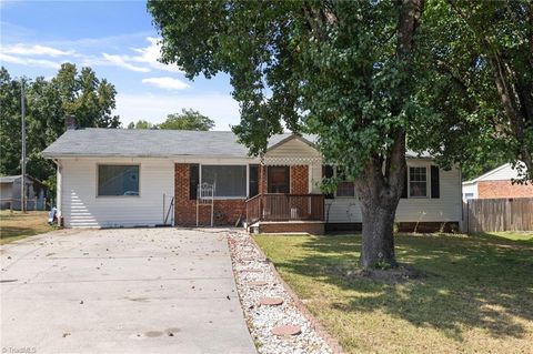 Homes For Sale - 2616 Ingram Road<br/> High Point, NC 27263