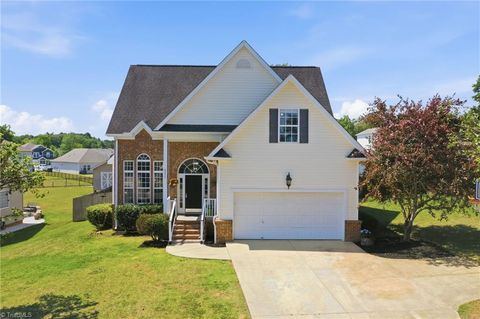 Homes For Sale - 511 Winesap Drive<br/> Graham, NC 27253