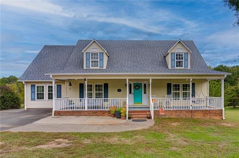 A home in Clemmons