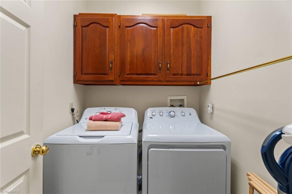 Winston-Salem, North Carolina 27104, United States, 3 Bedrooms Bedrooms, ,3 BathroomsBathrooms,Residential,Active,112109