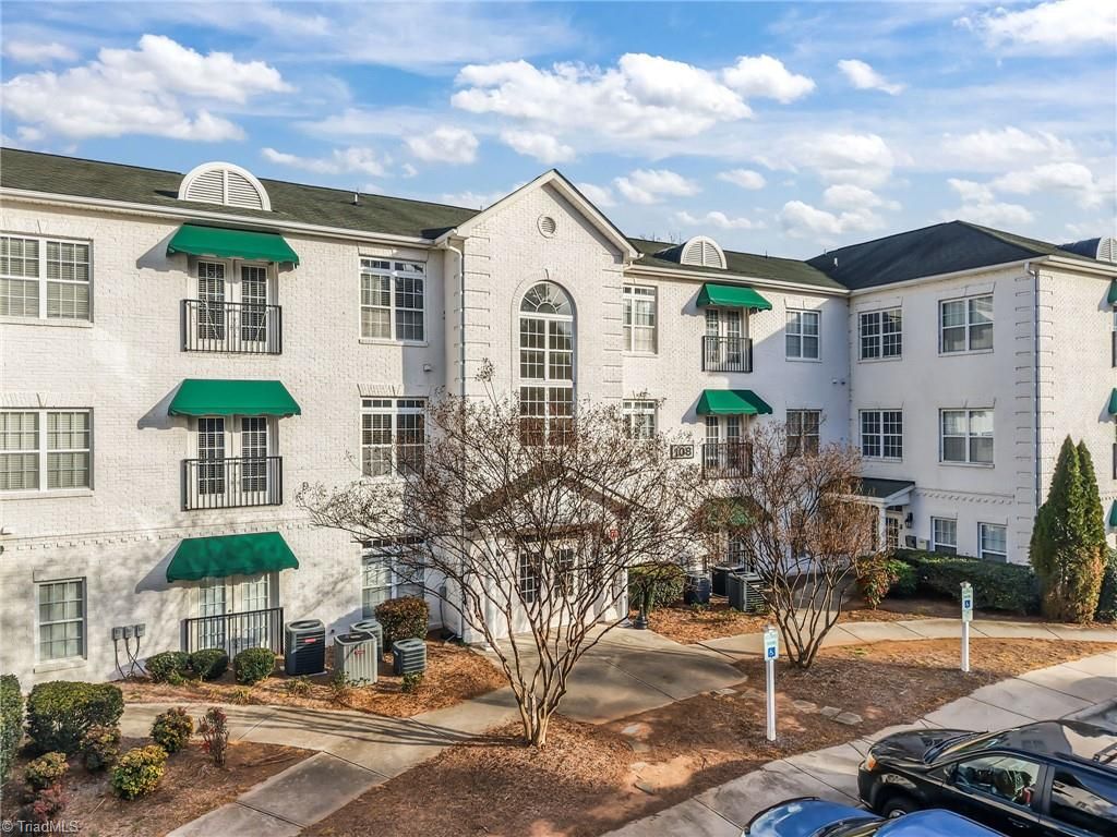 Photo of 108 Sunset Circle #203, Greensboro, NC 27408 (MLS # 1206136)