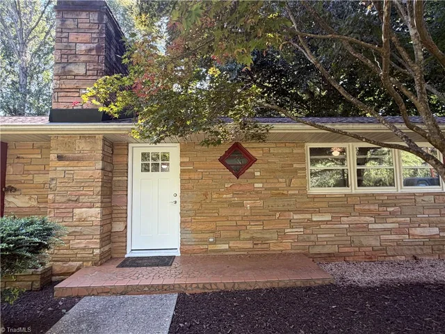 208 Harris Avenue, photo 2 of 37