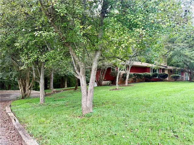 208 Harris Avenue, photo 4 of 37