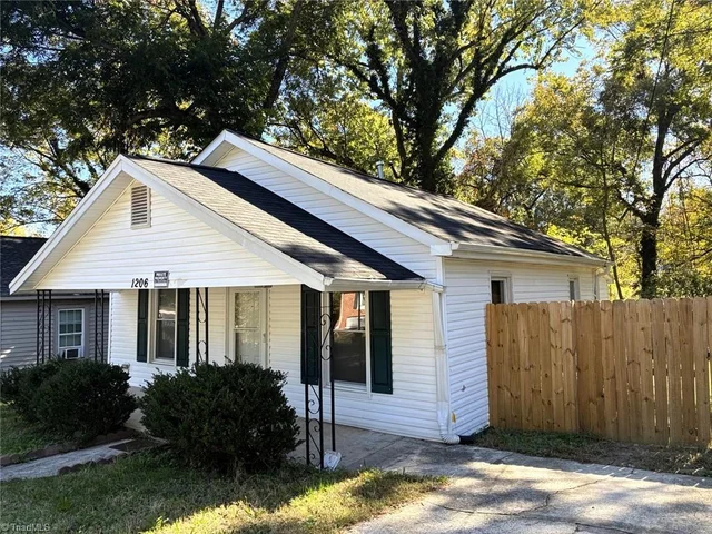 1206 Vernon Place, photo 3 of 17