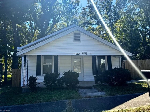 1206 Vernon Place, photo 2 of 17