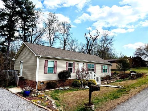 Homes For Sale - 220 Circle Street<br/> Millers Creek, NC 28651