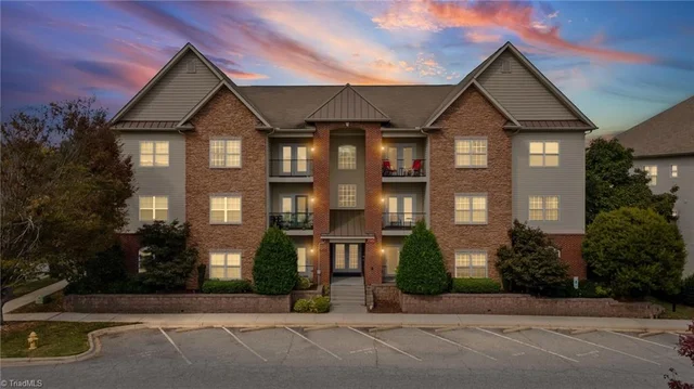6831 Hanesbrook Circle Unit 104, photo 2 of 40