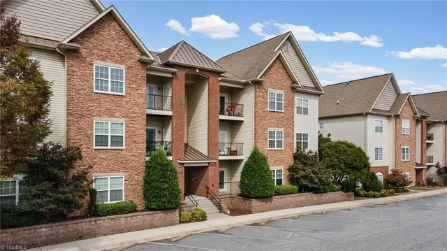 6831 Hanesbrook Circle Unit 104, photo 3 of 40