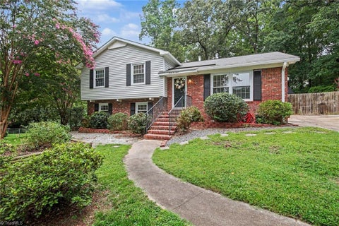 Homes For Sale - 3212 Flanders Court<br/> High Point, NC 27265