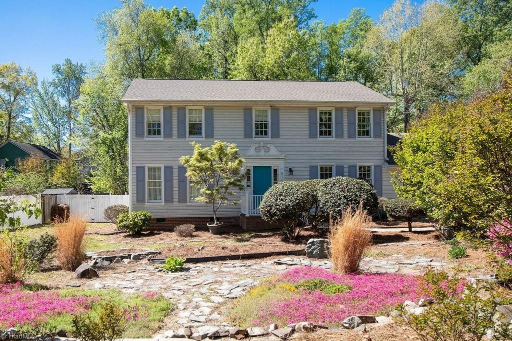 Photo of 914 Edinburgh Drive, Jamestown, NC 27282 (MLS # 1216121)