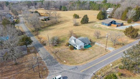 Homes For Sale - 1004 W King Street<br/> Hillsborough, NC 27278