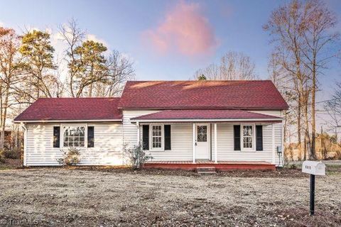 A home in Clemmons