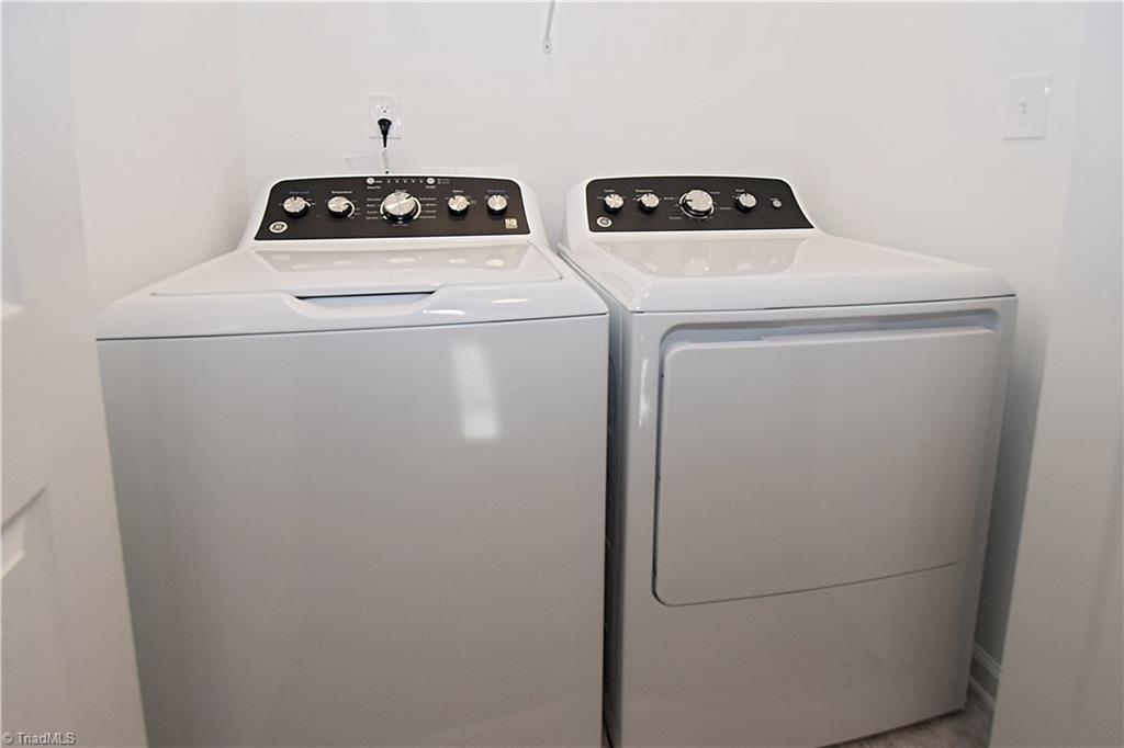 Greensboro, North Carolina 27405, United States, 3 Bedrooms Bedrooms, ,3 BathroomsBathrooms,Residential,Pending,57098