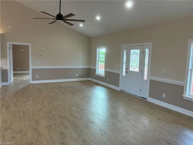 621 W Atkins Street, photo 4 of 29