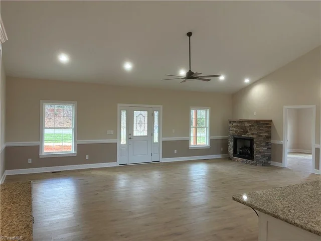 621 W Atkins Street, photo 2 of 29