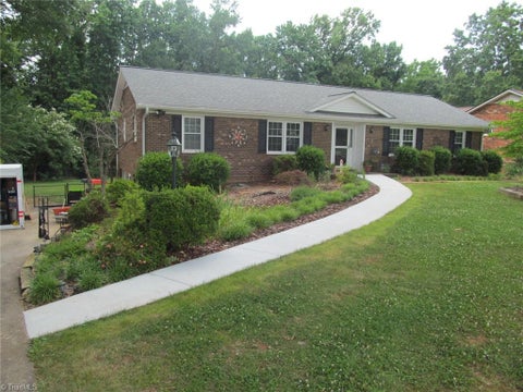 Homes For Sale - 170 Queens Court<br/> Clemmons, NC 27012