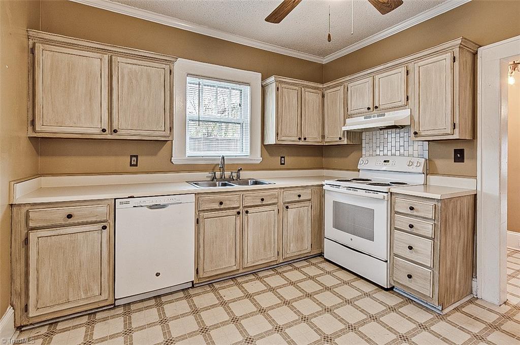 Greensboro, North Carolina 27403, United States, 2 Bedrooms Bedrooms, ,2 BathroomsBathrooms,Residential,Pending,22494