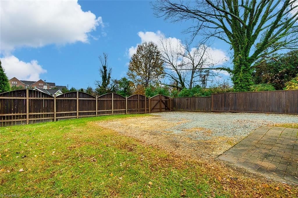 Greensboro, North Carolina 27403, United States, 2 Bedrooms Bedrooms, ,2 BathroomsBathrooms,Residential,Pending,22494