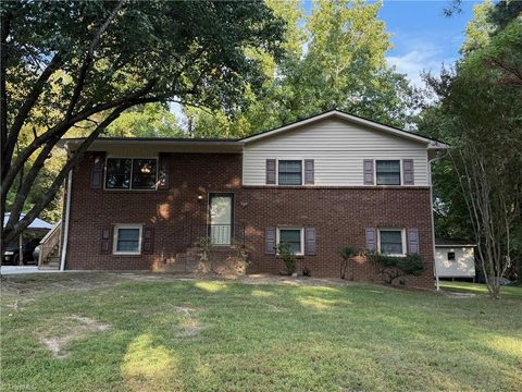 Homes For Sale - 220 Knollwood Drive<br/> Eden, NC 27288