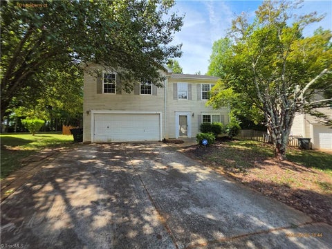 Homes For Sale - 10 Hackberry Court<br/> Greensboro, NC 27214