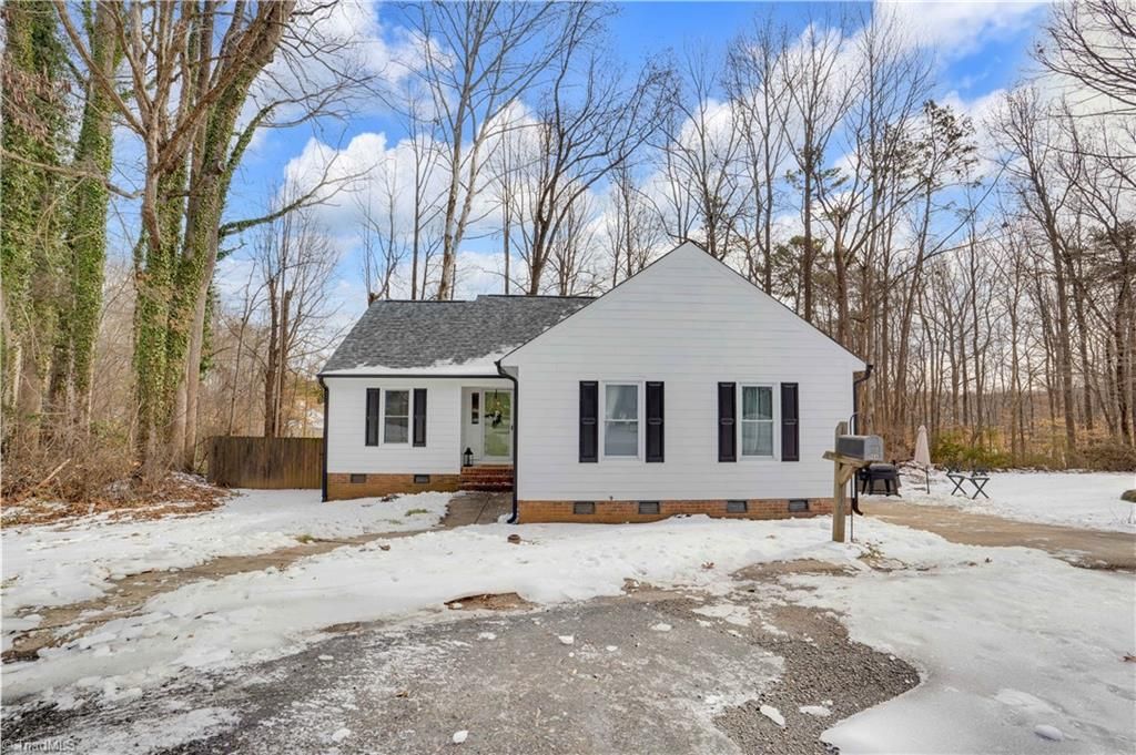 Photo of 966 Chatfield Drive, Jamestown, NC 27282 (MLS # 1208004)