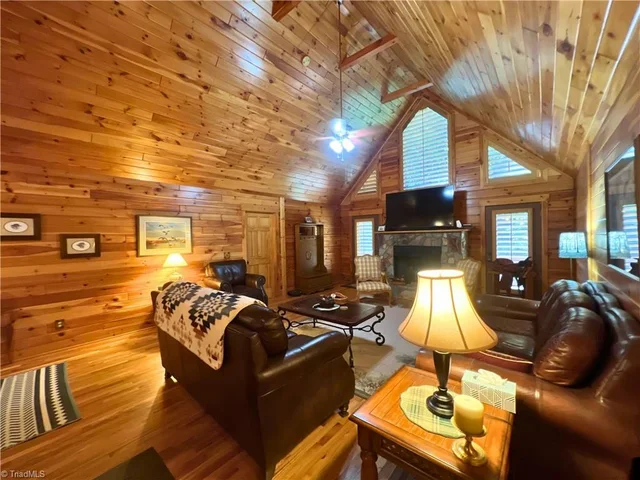 190 Molly Drive, photo 2 of 41