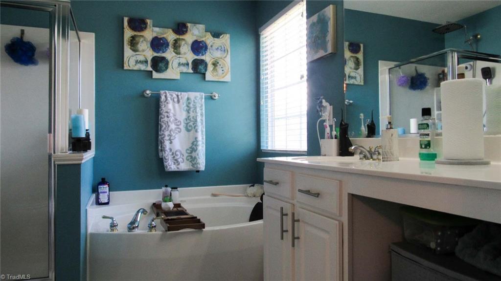 Greensboro, North Carolina 27406, United States, 4 Bedrooms Bedrooms, ,3 BathroomsBathrooms,Residential,Pending,180031